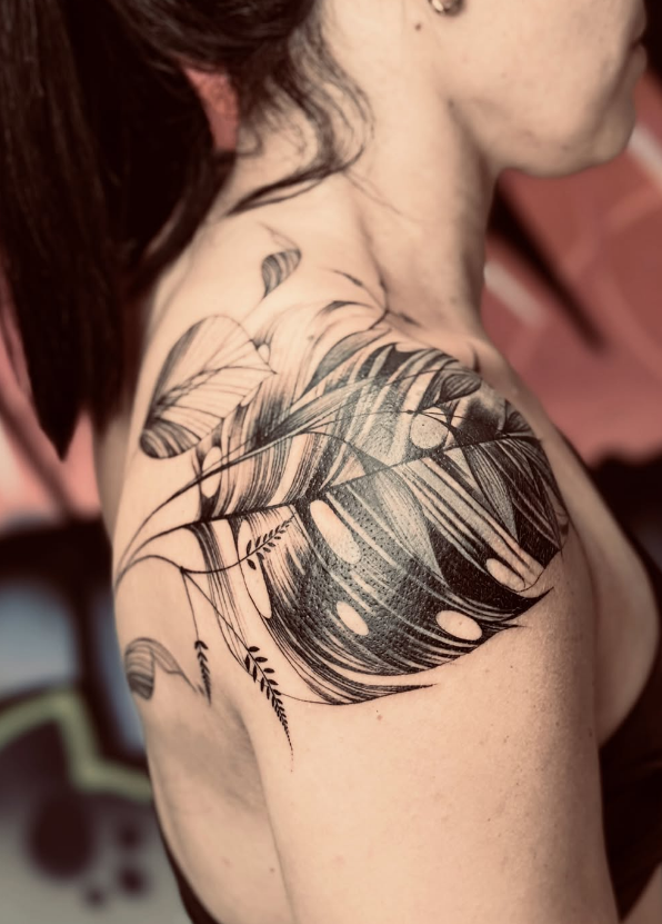 Tatuagem folha de costela em blackwork no ombro