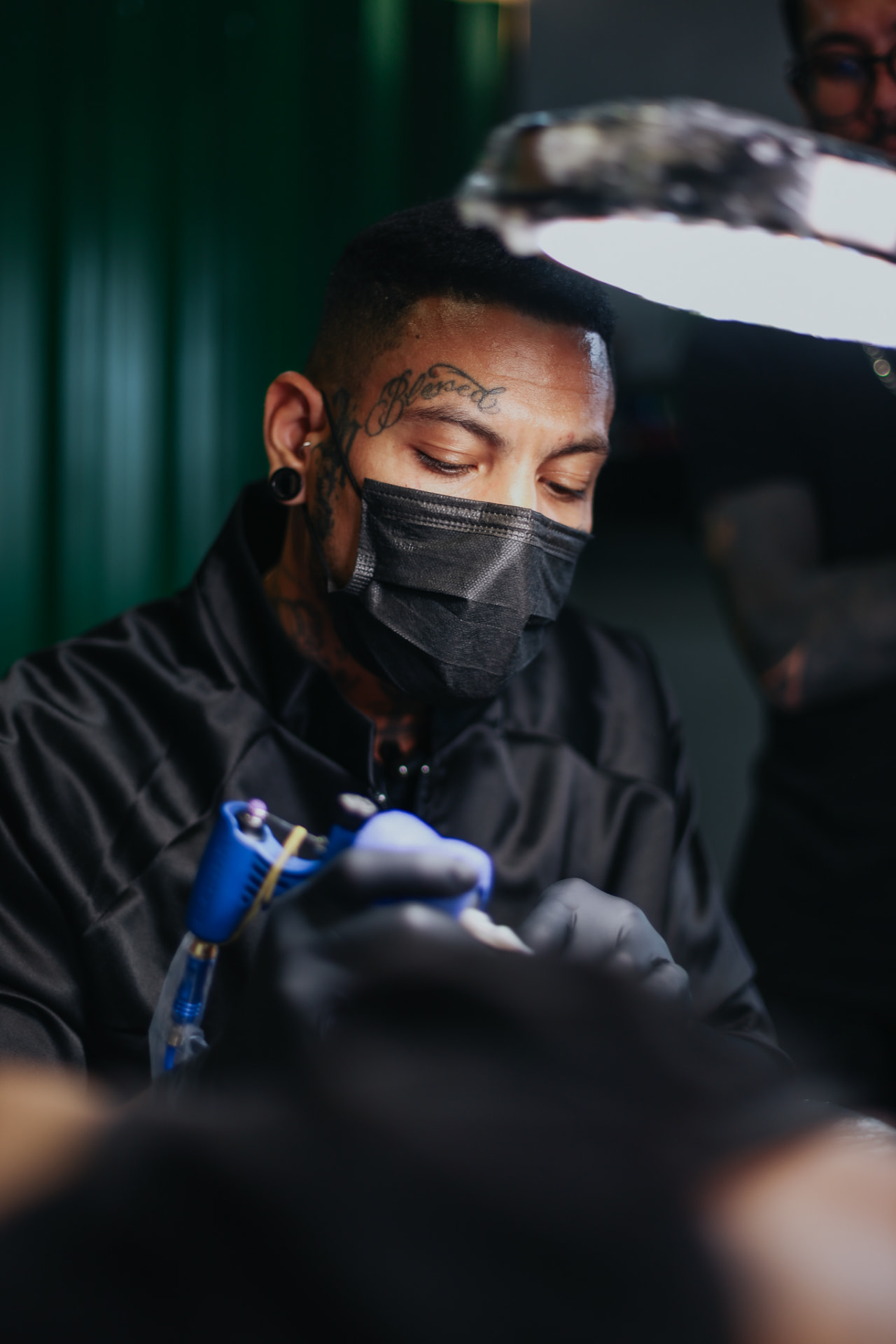 Lucas Almeida tatuando com precisão em estúdio