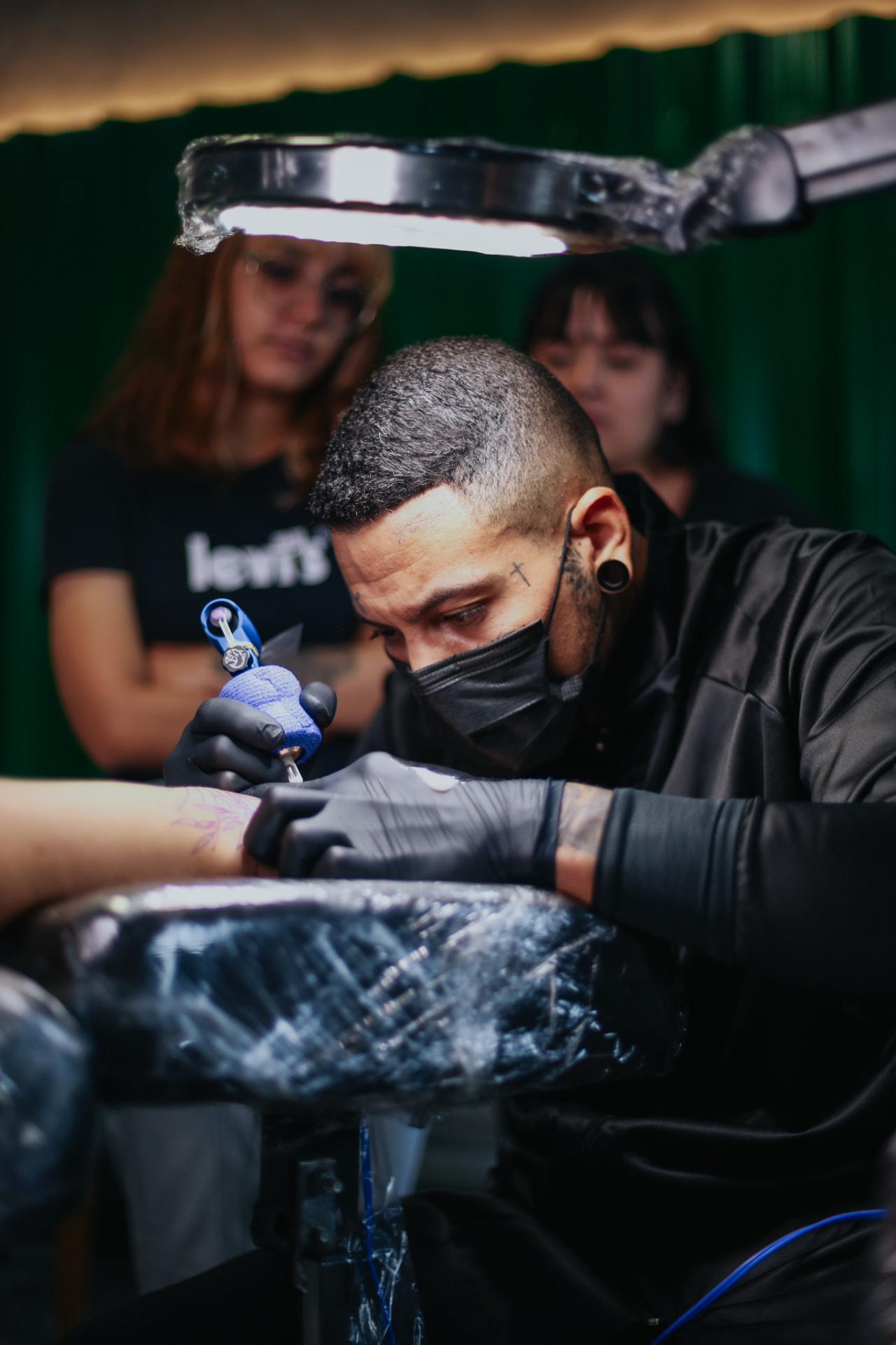 Sessão de tatuagem free hand em Balneário Camboriú